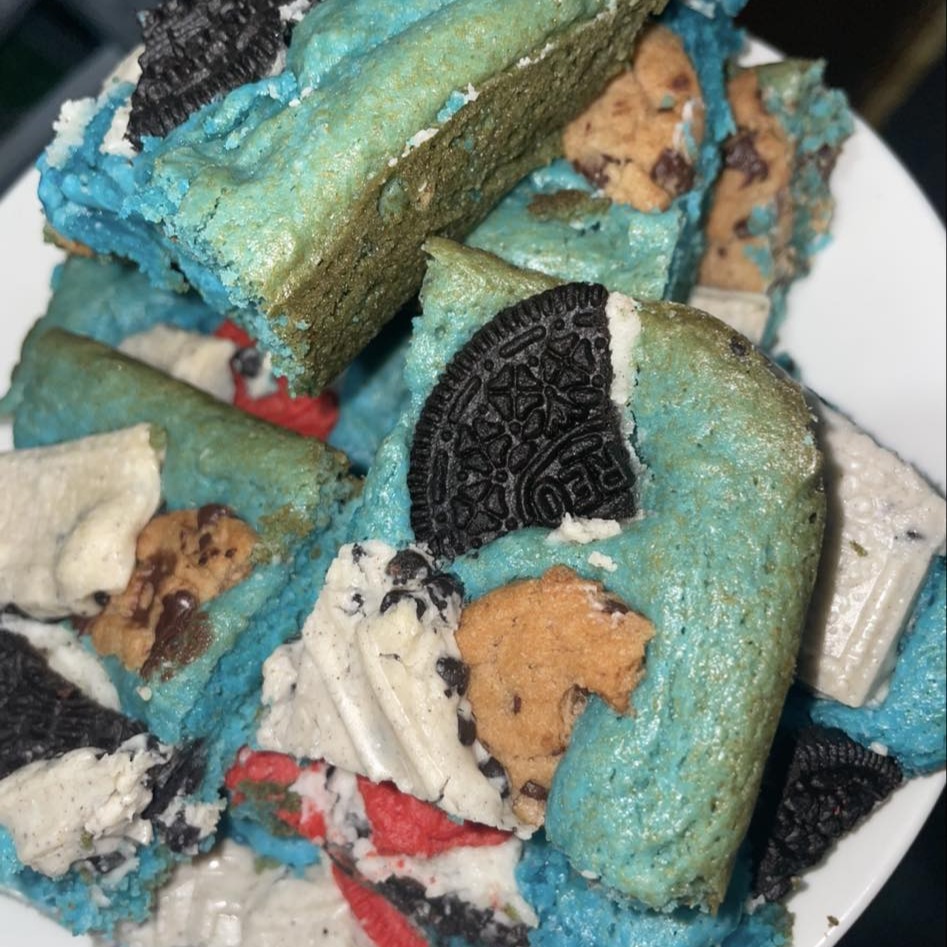 Cookie bar with pieces of Oreo